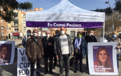 Joan Mena (al centre) fent campanya a Ca n'Oriac aquest matí | Ràdio Sabadell 