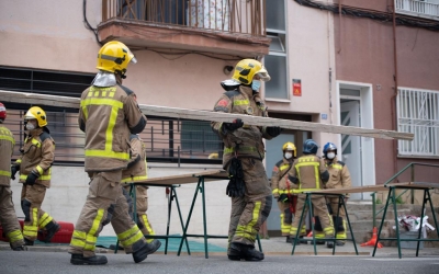 Imatge dels bombers treballant en el número 37 del carrer Turina | Roger Benet