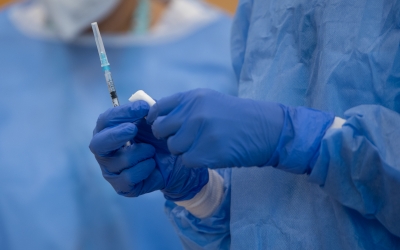 Imatge d'una xeringa, a punt per vacunar/ Roger Benet