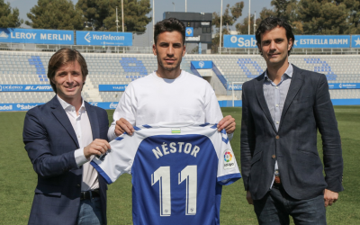 Néstor Querol, acompanyat del director esportiu Jose Manzanera i del director general Bruno Batlle | CES