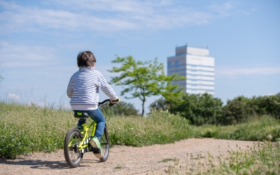 Un nen amb bicicleta pel Parc Catalunya | Roger Benet
