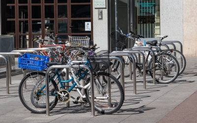 Bicicletes aparcades al Passeig de la Plaça Major | Roger Benet