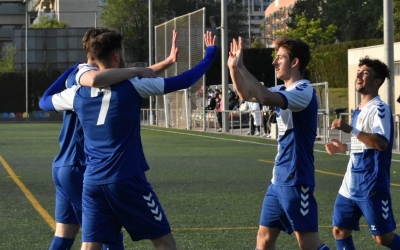 Els jugadors del filial celebren ahir el 0-8 al camp del Tibidabo | Críspulo Díaz
