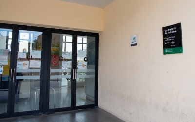 Imatge de l'accés al consultori del Poblenou, ubicat al casal cívic del barri | Roger Benet