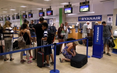 Passatgers fent cua a l'aeroport de Girona | ACN 