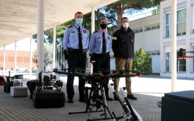 El cap de l'àrea de mitjans aeris, Avel·lí Garcia; el comissari portaveu, Joan Carles Molinero, i el sergent responsable de la unitat de drons antiga, davant alguns drons, el 13 de maig del 2021. (Horitzontal)