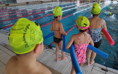 600 infants de la ciutat aprenen a nedar gràcies a la represa del programa 'Els Primers a l'Aigua' | Pau Duran