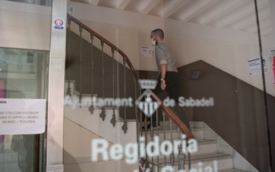 El regidor Cortés pujant les escales de la regidoria | Roger Benet