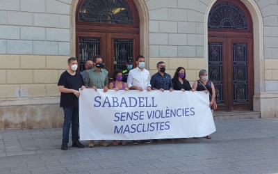 Representants municipals i de la Generalitat durant el minut de silenci/ Karen Madrid