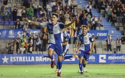 Pau Víctor celebra amb Astals el seu gol davant l'Intercity | CES