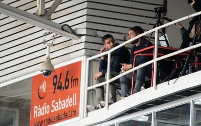 Milà i Lladó, veient un part des de la zona de televisió de l'estadi | Roger Benet