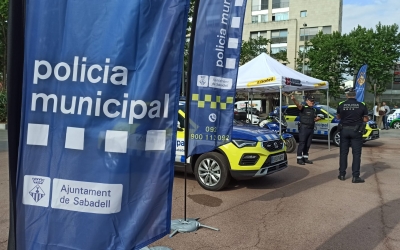 Parada informativa de la Policia Municipal a la plaça de la Sardana | Pere Gallifa