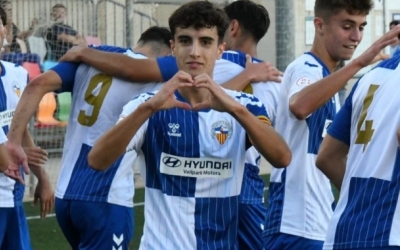 Pau Fernández celebrant un gol a la Divisió d'Honor Juvenil | CES