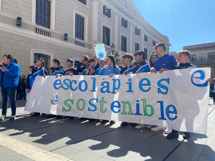 Alumnes de les Escolàpies, manifestant-se pel Dia de l'Aigua