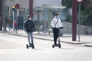 Els patinets elèctrics no poden anar per la vorera ni circular a més de 25 km/h