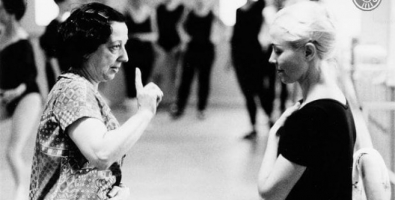 Carme Mechó rep instruccions de Nina Belikova, la professora de dansa del mètode Vaganova, durant un seminari internacional de dansa, a Copenhagen. 1969. | AHS