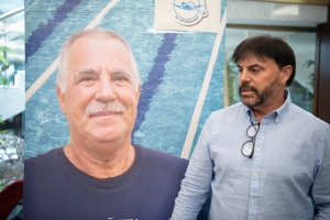 Ortiz amb el cartell de Viñeta de fons | Roger Benet