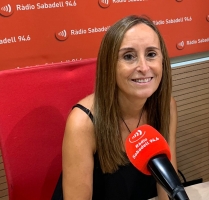 Montse Pàmies, als estudis de Ràdio Sabadell