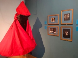 Museu d'Art La caputxeta vermella confronta el cànon