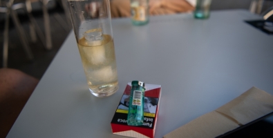 Una taula del passeig amb una persona consumint alcohol i fumant | Roger Benet