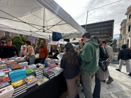 Gent mirant parades de llibres per Sant Jordi | Roger Benet