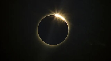Una imatge de l'eclipsi solar que s'ha viscut aquesta nit
