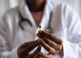 Un metge preparant una vacuna | Pexels