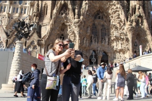 La imatge de la Sagrada Família plena de turistes | ACN 