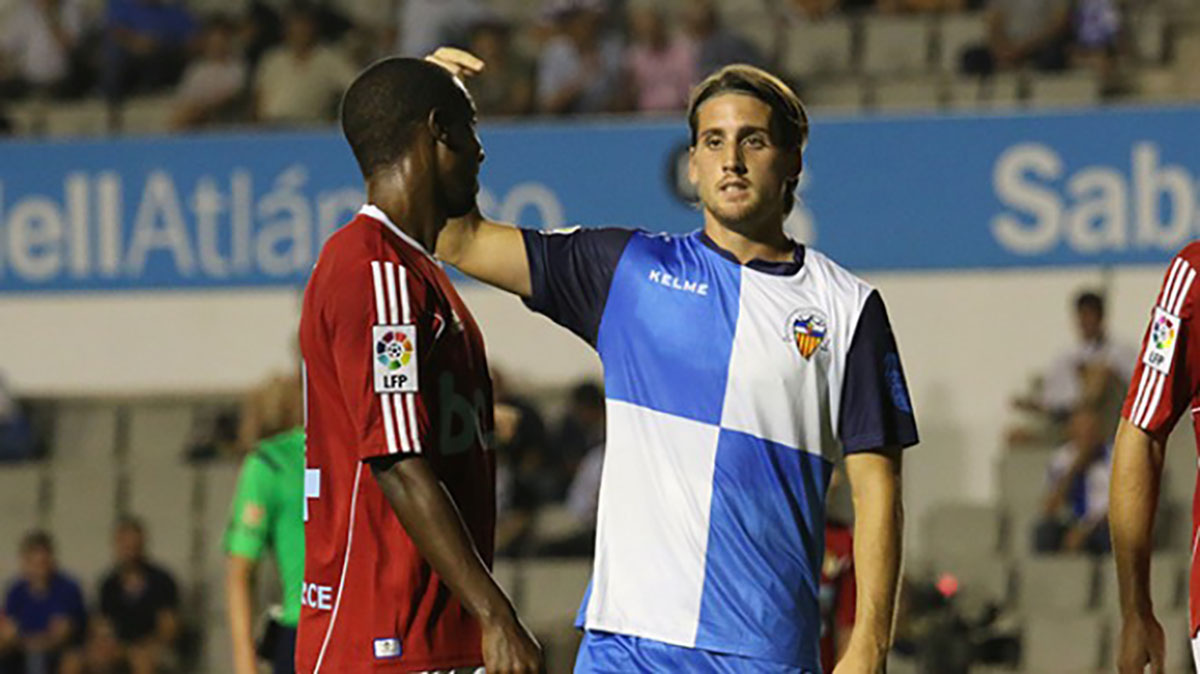 Juanto Ortuño va vestir l'elàstica arlequinada a la temporada 2014/2015 | CE Sabadell