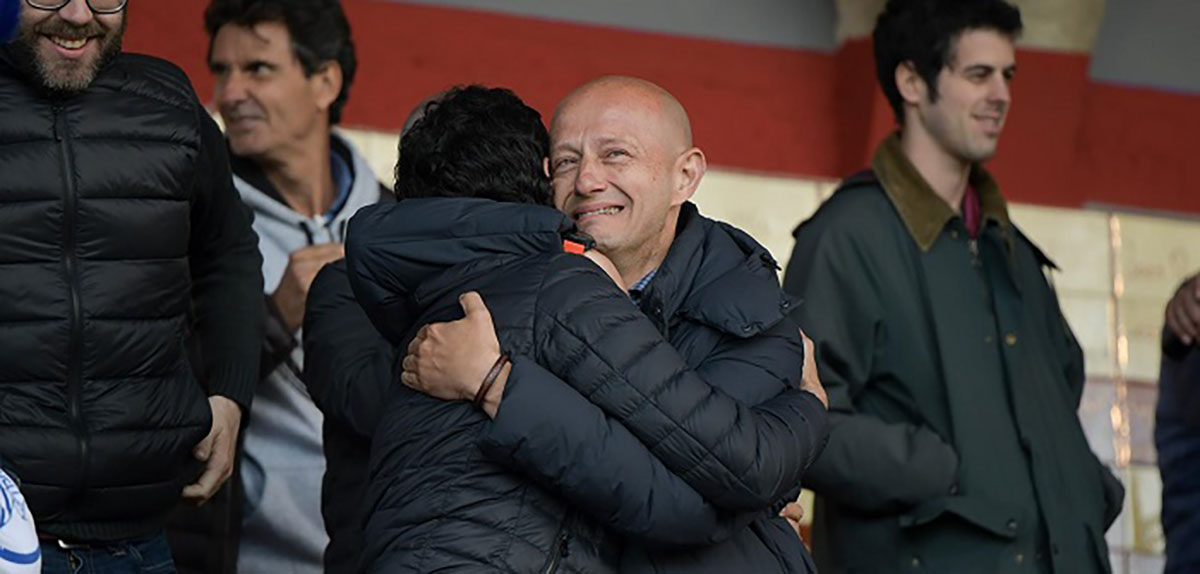 Calzada, visiblement emocionat, s'abraça amb el director general, Bruno Batlle, un cop segellada la permanència | Roger Benet