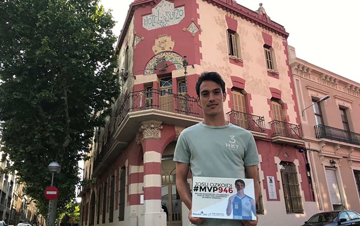 El guipuscoà davant l'Hotel Suís mostrant el cartell de millor jugador de la temporada | Adrián Arroyo