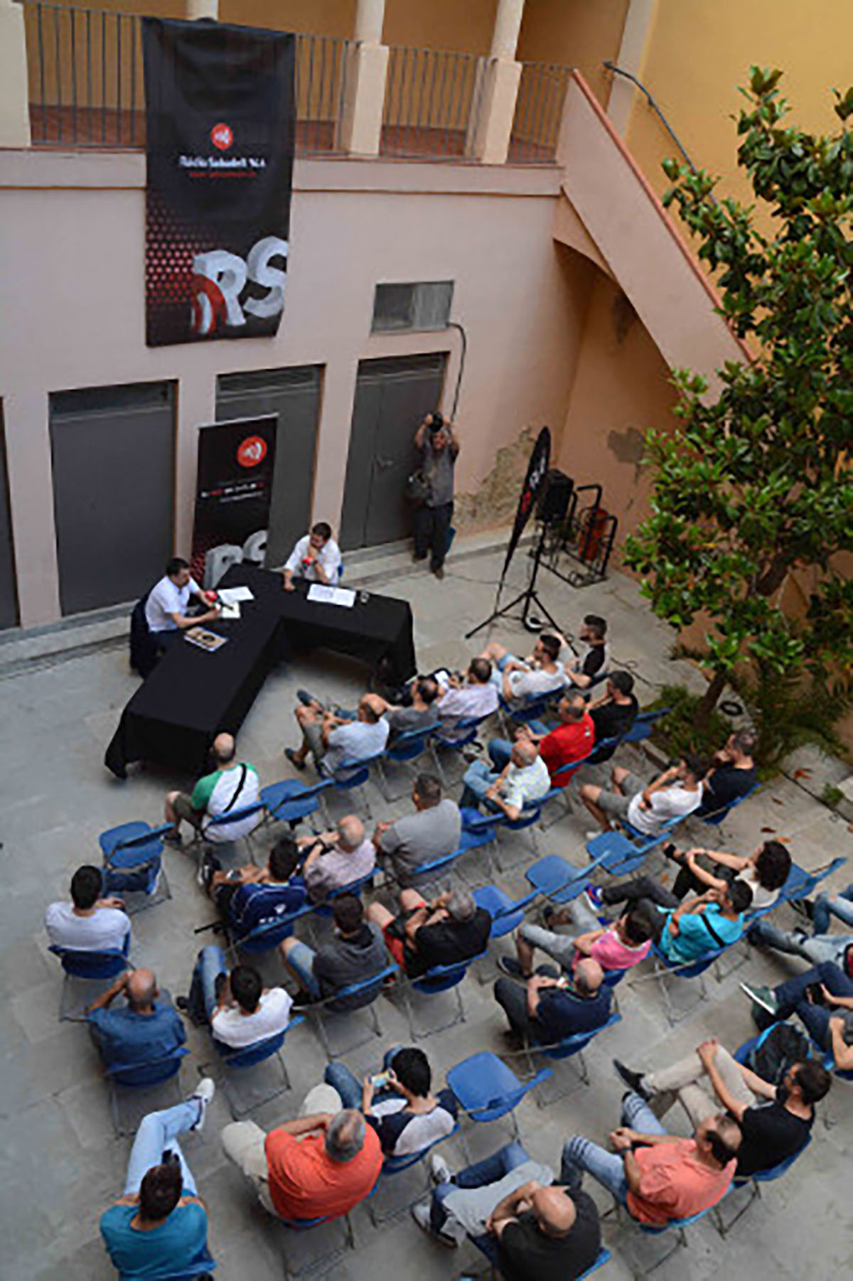 Una cinquantena de persones s'han aplegat avui a Ràdio Sabadell | Roger Benet