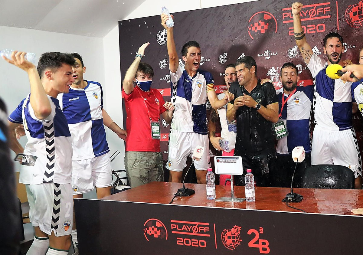 Capó i Pajarero celebrant amb la resta de l'equip l'ascens a Marbella | @pedrocapo18