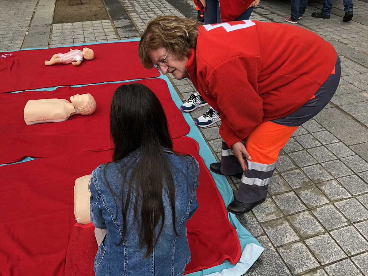 Taller d'RCP a la Festa de la Creu ROja | Creu Roja Sabadell