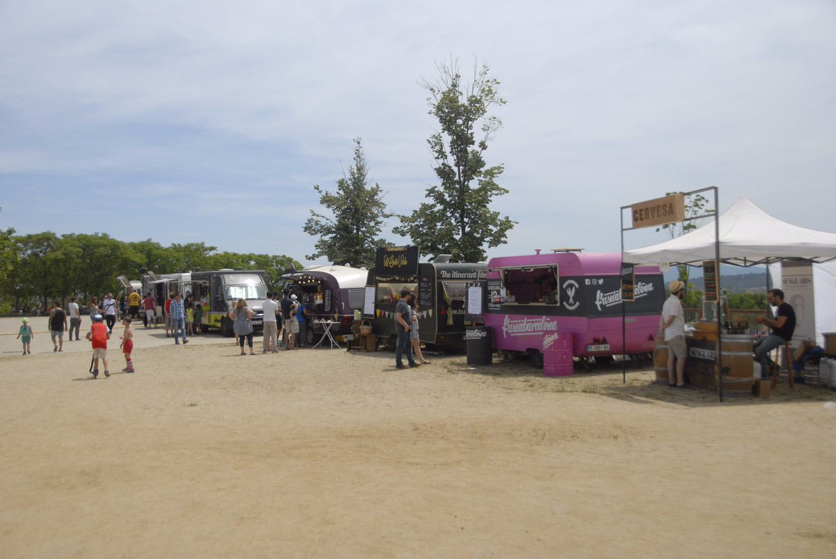 Esplanada de Can Gambús amb els food trucks del Veggie Fest. Foto: Ràdio Sabadell. Autor: Aleix Graell