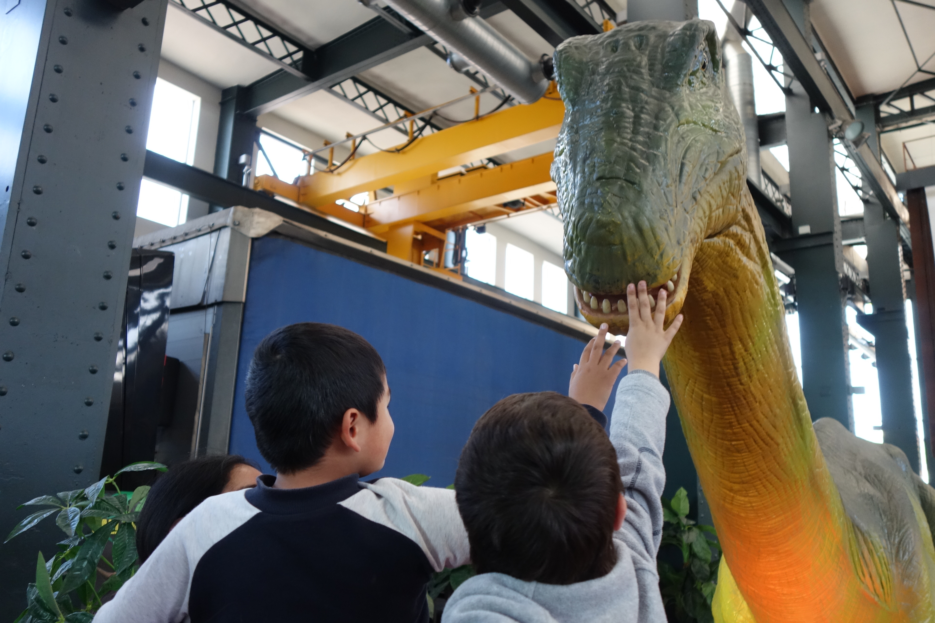 Nens tocant dinosaure | Helena Molist