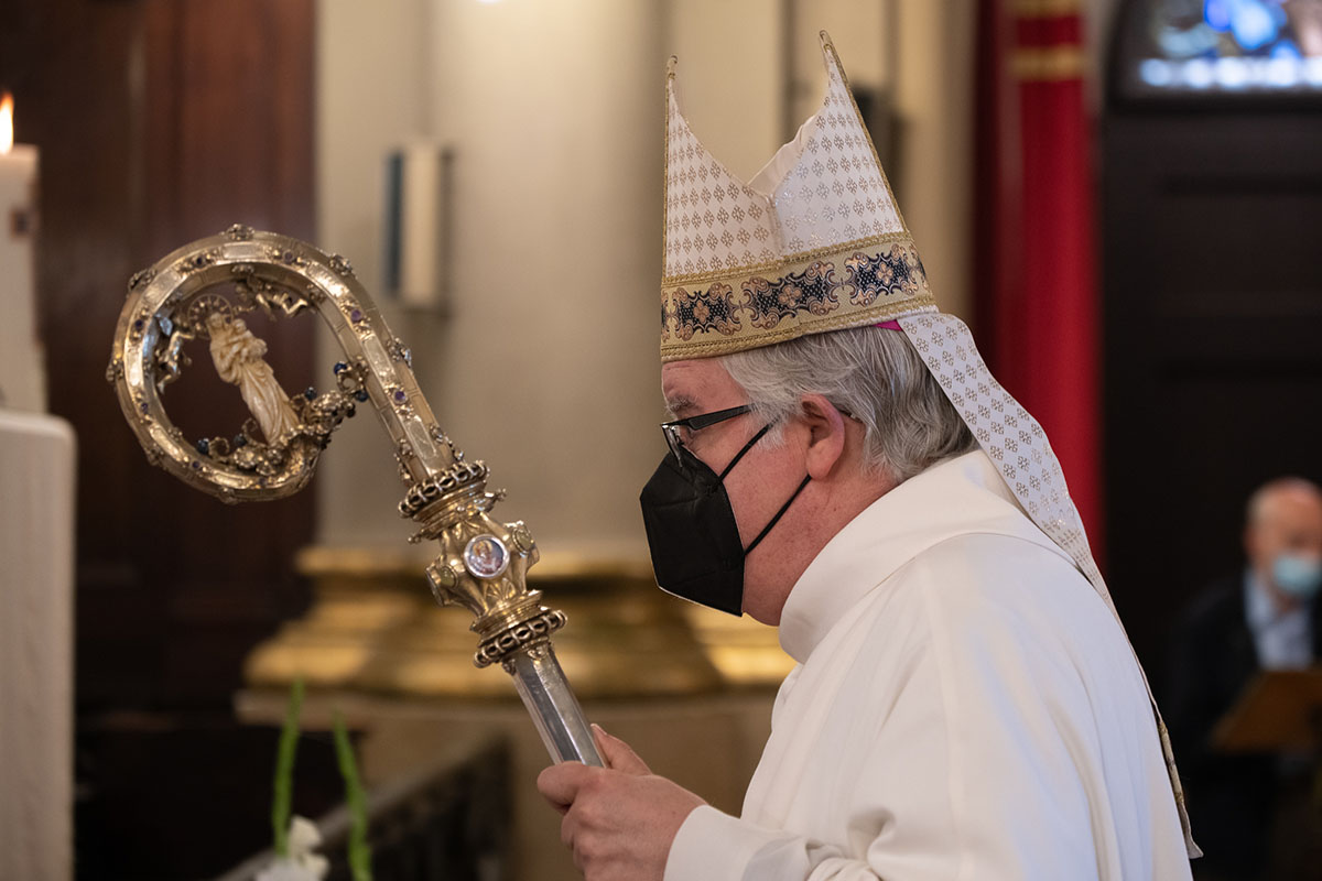El Bisbe del Vallès oferint l'última missa de la Salut