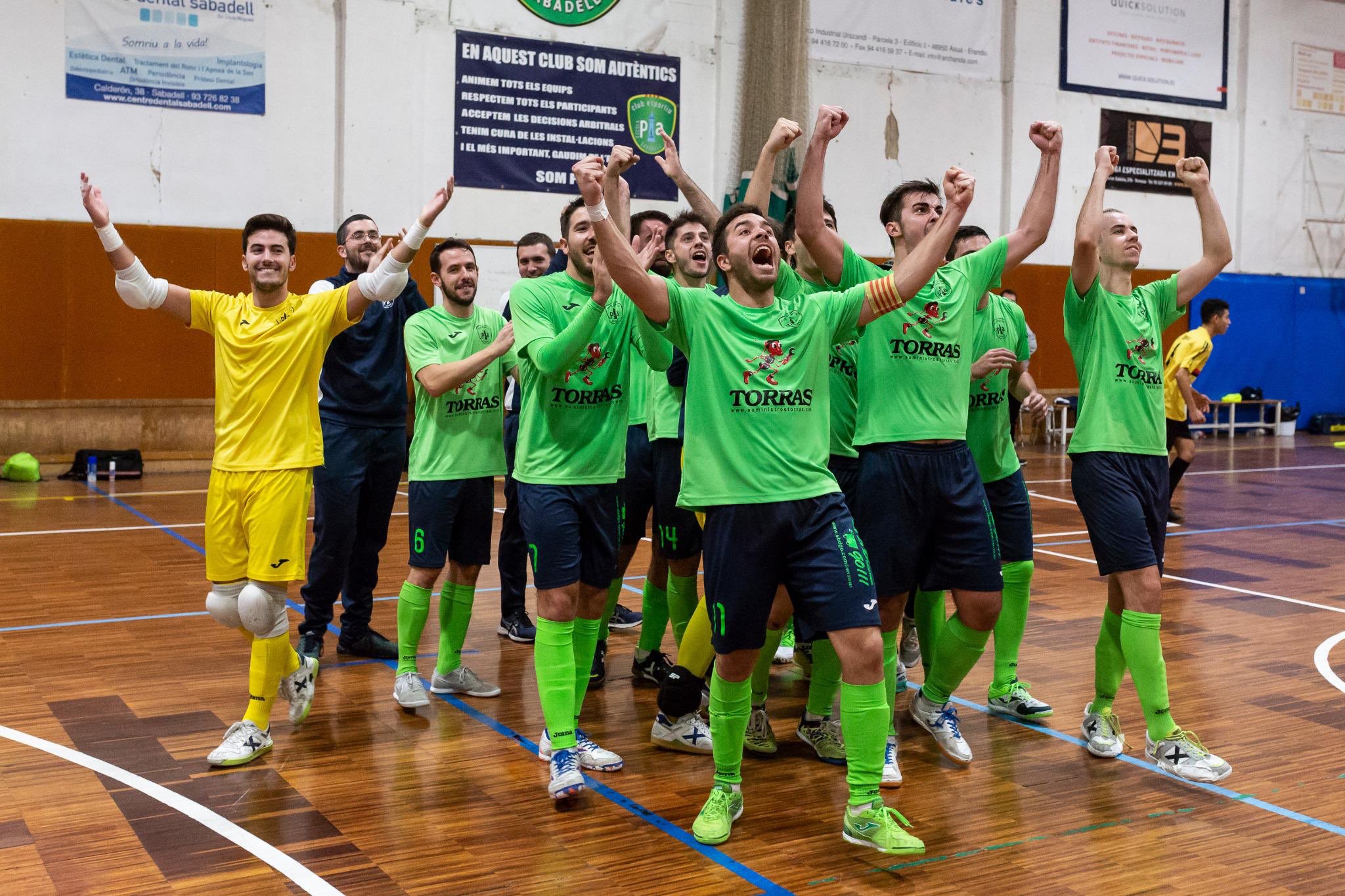 Alegria entre els jugadors escolapis amb la nova victòria a casa | Futsal Pia
