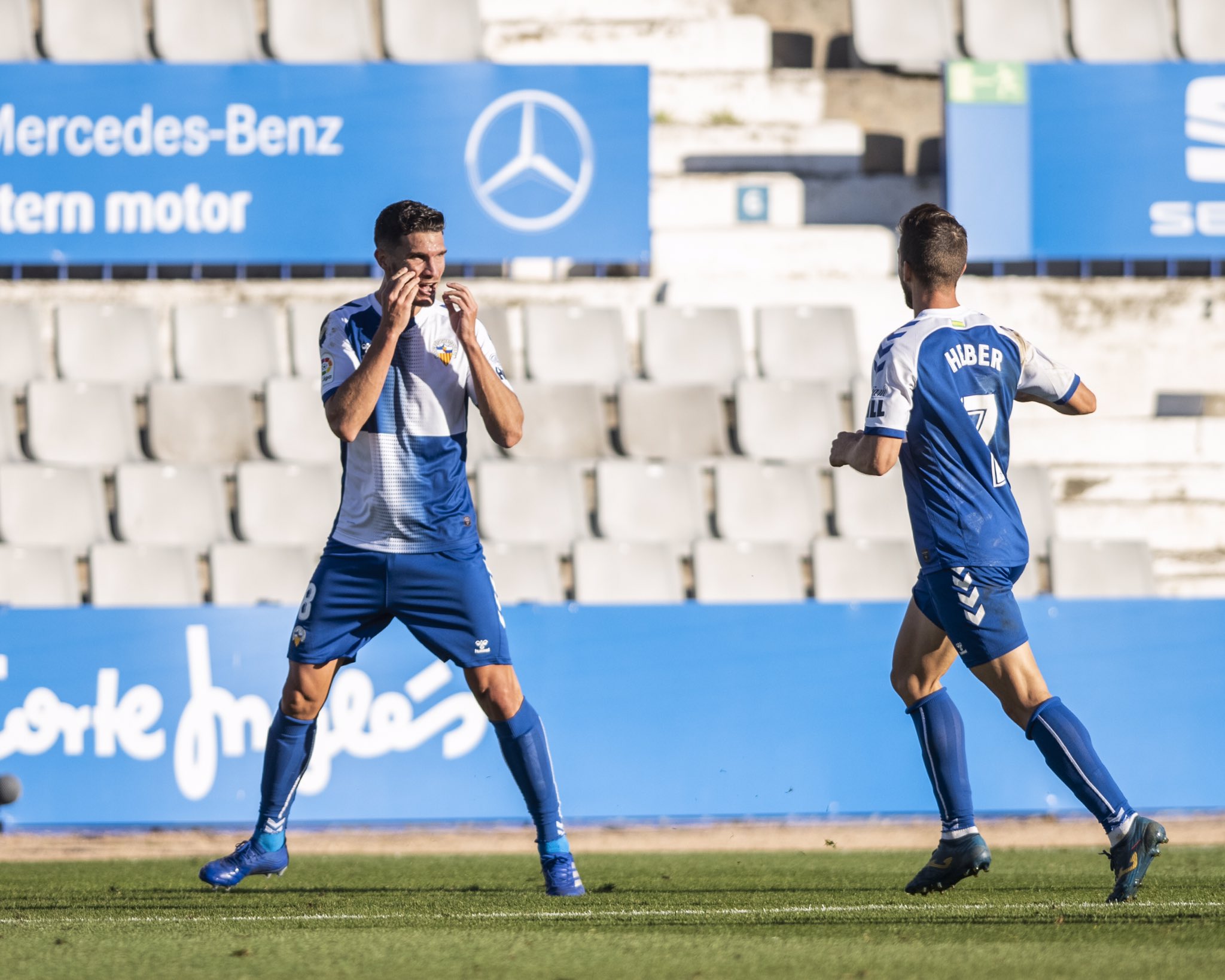 Adri Cuevas, celebrant un dels seus dos gols ahir | CE Sabadell