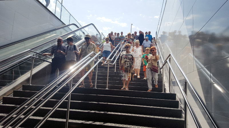 Usuaris baixant per les escales de l'estació Sabadell Parc del Nord