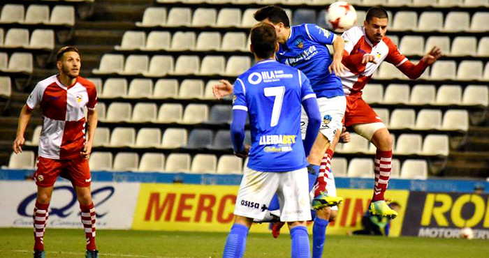 Dani Gómez lluitant per una pilota al partit de la primera volta al Camp d'Esports | Críspulo Díaz