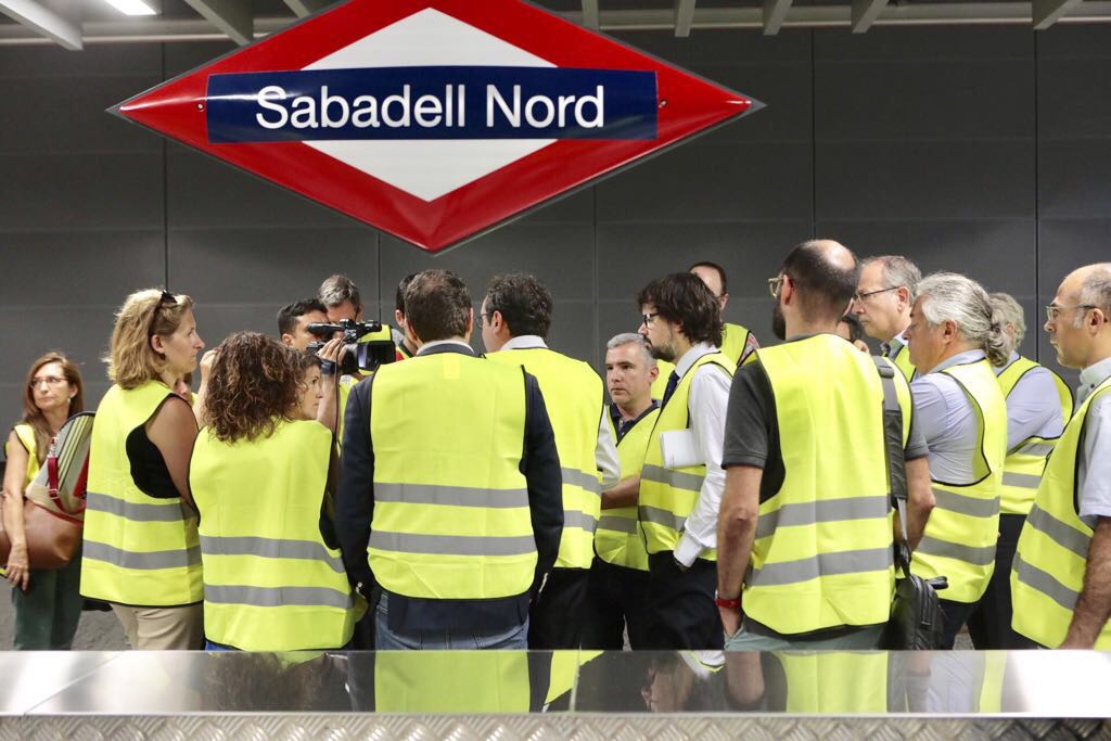 El conseller Rull atén els periodistes durant la visita a l'estació Sabadell Nord dels FGC