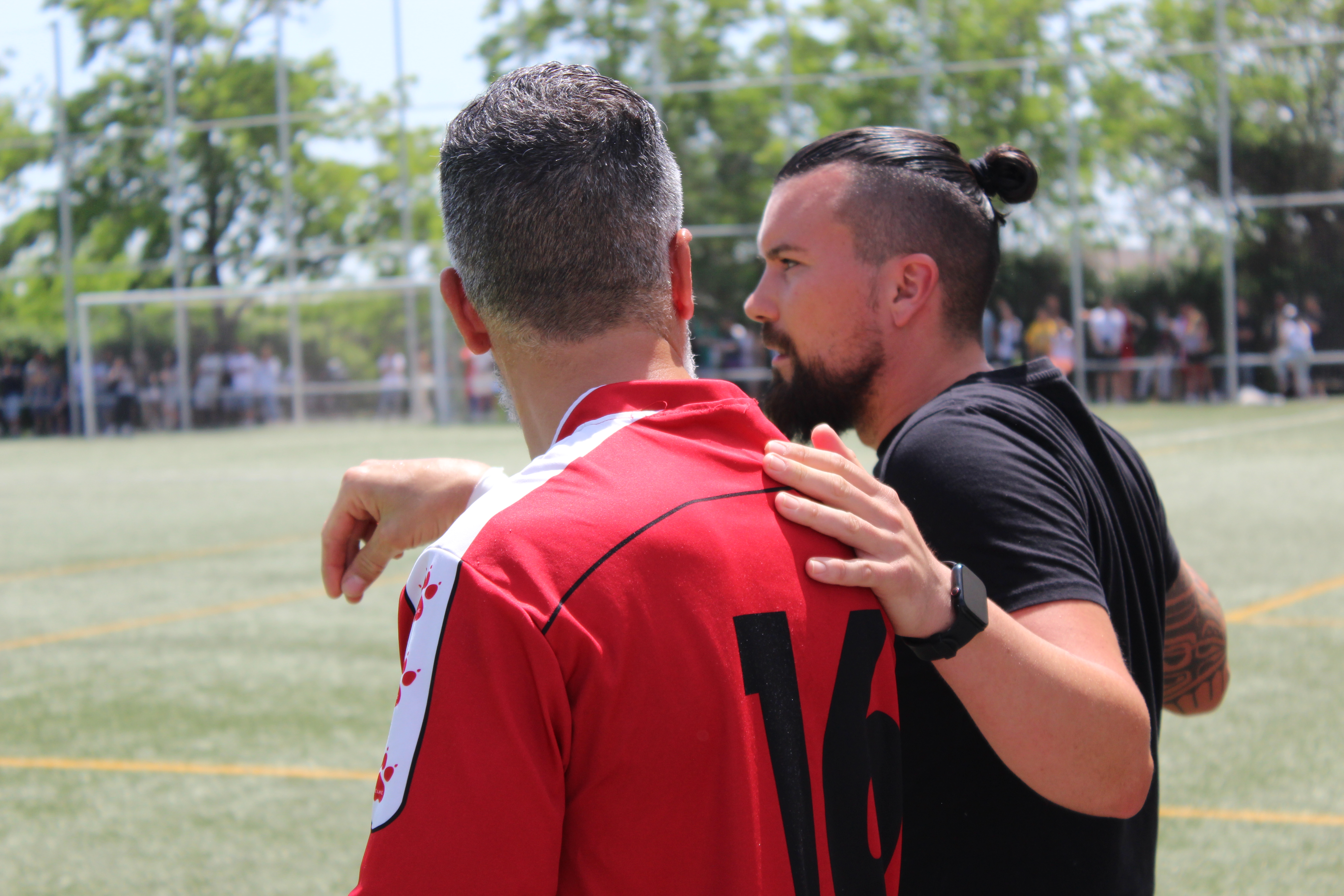 Toni Sallés parlant amb un jugador en un partit al Municipal de Torre Romeu | Adrián Arroyo