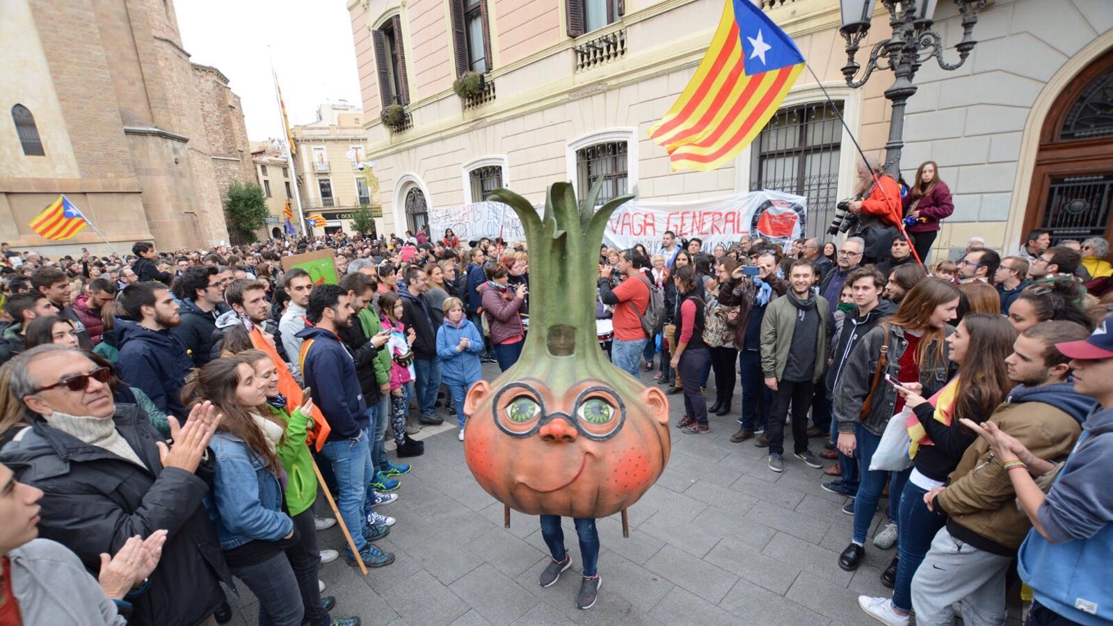 La Ceba ha aparegut també a la plaça Sant Roc, amb una batucada. Foto: Roger Benet