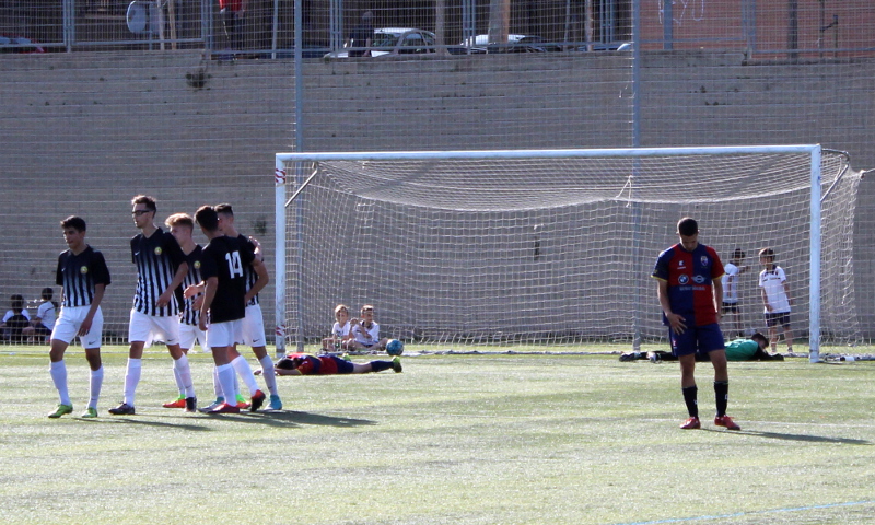 Desesperació mercantilista amb un dels gols del Jàbac que enviava els de Viladrich a Preferent | Adrián Arroyo