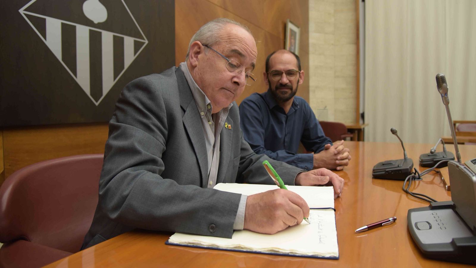 Bargalló firma el llibre de visites de l'Ajuntament de Sabadell | Foto Roger Benet