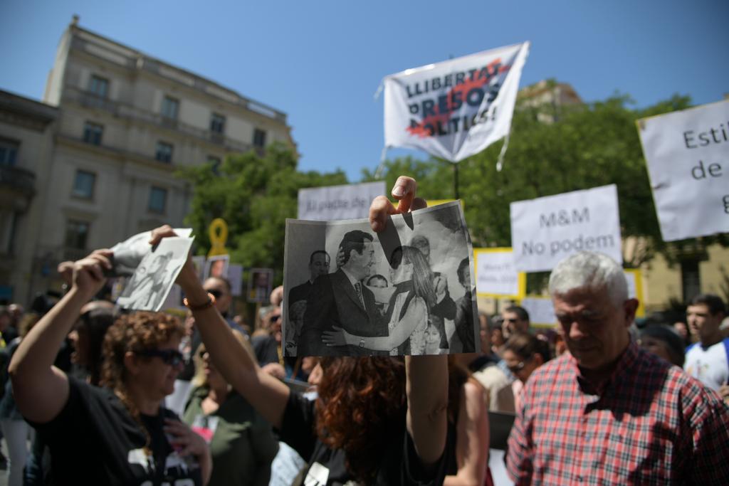 Manifestants en contra de l'alcaldia de Marta Farrés