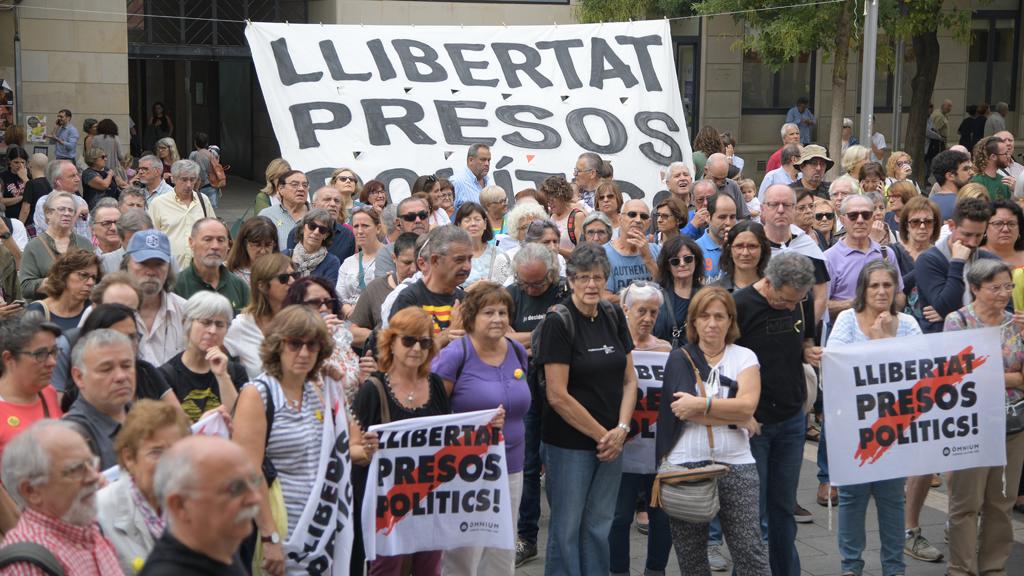 350 persones s'han concentrat al davant de l'Ajuntament de Sabadell | Roger Benet