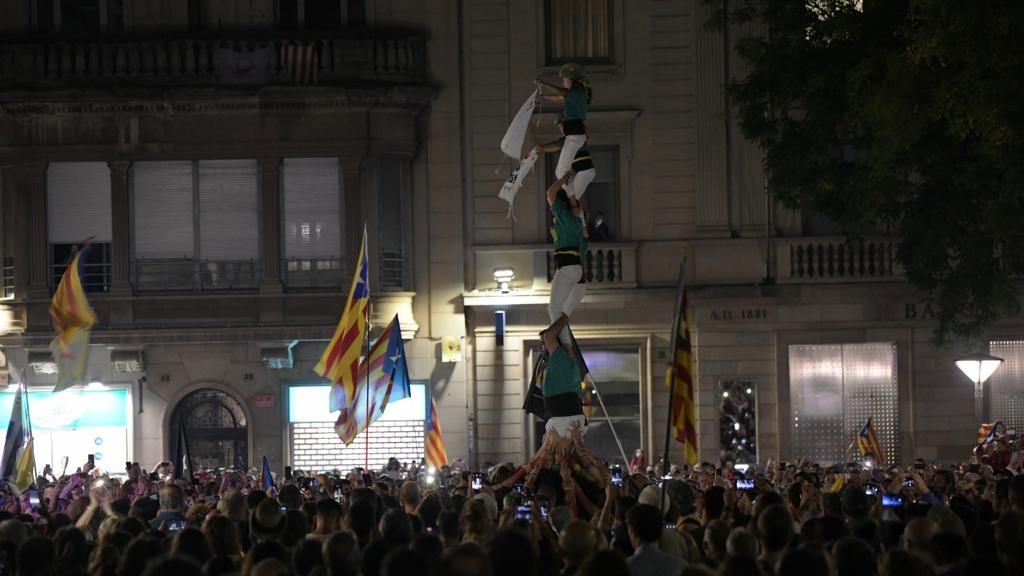 Els pilars dels Saballuts han obert i tancat l'acte a la plaça Sant Roc | Roger Benet