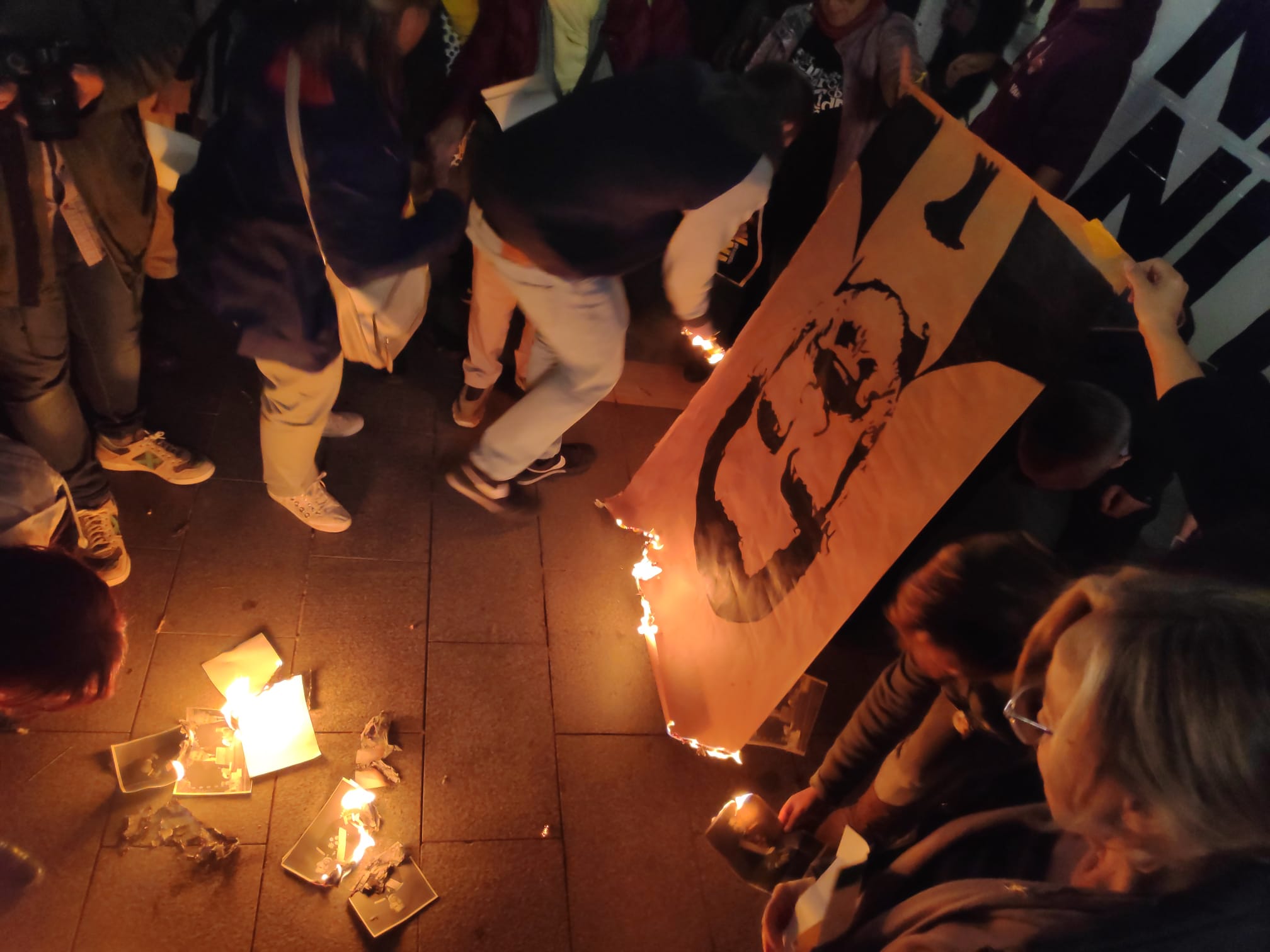 Manifestants cremant imatges de Felip VI | Pau Duran